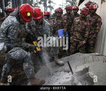 I partecipanti martello nel calcestruzzo durante il 2017 U.S. - La Cina la gestione del disastro di Exchange a Camp Rilea, Ore., nov. 18. L annuale esercito degli Stati Uniti del Pacifico (USARPAC) la cooperazione in materia di sicurezza evento con l'Esercito di Liberazione del Popolo (PLA) è un occasione per condividere le lezioni apprese tra USARPAC e il PLA al fine di aumentare la capacità di rispondere alle catastrofi naturali nella regione del Pacifico. (U.S. Air Force foto di Nathan H. Barbour) Foto Stock