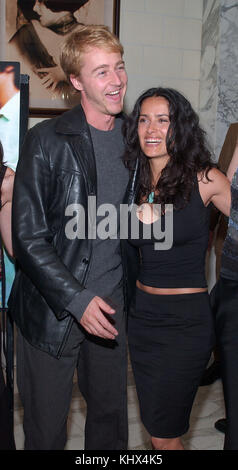 Salma Hayek e ed norton arrivando al dopo parte per 'y tu mama tambien' all'argyle club di Los Angeles. 12 marzo 2002. hayeksalma nortoned02. Attore, Attrice, premiere, celebrità evento, arrivo, verticale, industria cinematografica, celebrità bestof, arte cultura e intrattenimento, topix Salma Hayek e gli amici . Foto Stock