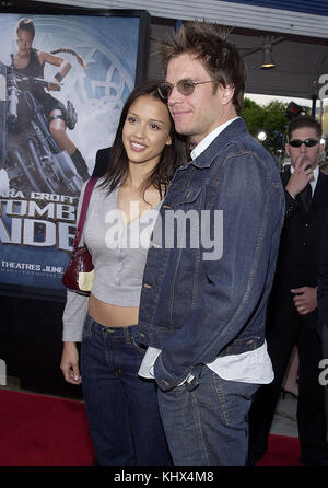Jessica Alba e il fidanzato Michael Weatherly - Dark Angel - arrivo al Lara Croft: Tomb Raider prima al Westwood Village Theatre di Los Angeles 11 giugno 2001 © Tsuni/ImageDirect Foto Stock