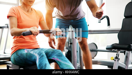 Personal trainer assiste la donna perdere peso Foto Stock