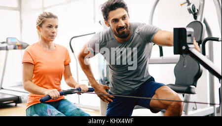 Personal trainer assiste la donna perdere peso Foto Stock