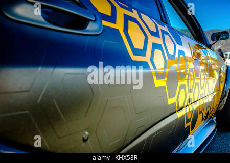 Incollaggio della vettura con vinile carbonico wrap closeup. vari dettagli del veicolo nella California meridionale. Foto Stock