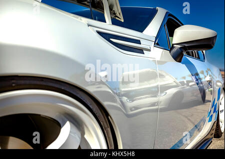 Auto di colore bianco con strisce blu e cerchi bianco closeup shot dalla parte anteriore lato conducente. vari pneumatici a un Southern California evento. Foto Stock