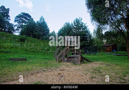 I bambini di legno nel suo scorrimento in estate in Russia Oblast di Tula Foto Stock