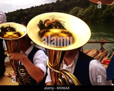 Tradizionale bavarese musicista tuba sull'Isar, Baviera, Monaco di Baviera, Germania Foto Stock