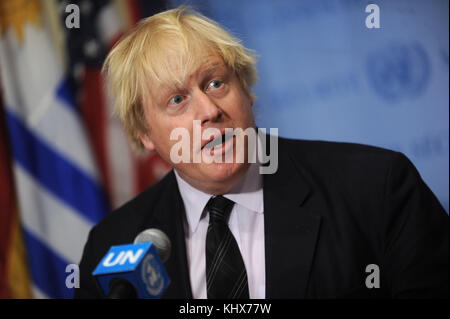 NEW YORK, NY - 23 MARZO: Il Segretario degli Esteri britannico Boris Johnson partecipa a un incontro con il Segretario Generale delle Nazioni Unite Antonio Guterres presso le Nazioni Unite (ONU) il 23 marzo 2017 a New York City. Johnson ha lanciato un messaggio che indica che il Regno Unito rimarrà forte dopo l'attacco terroristico di Westminster ieri, che ha lasciato cinque persone morte. Persone: Boris Johnson Foto Stock