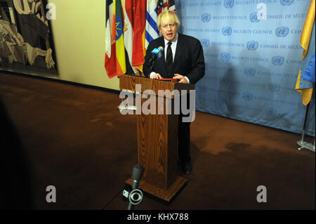 NEW YORK, NY - 23 MARZO: Il Segretario degli Esteri britannico Boris Johnson partecipa a un incontro con il Segretario Generale delle Nazioni Unite Antonio Guterres presso le Nazioni Unite (ONU) il 23 marzo 2017 a New York City. Johnson ha lanciato un messaggio che indica che il Regno Unito rimarrà forte dopo l'attacco terroristico di Westminster ieri, che ha lasciato cinque persone morte. Persone: Boris Johnson Foto Stock