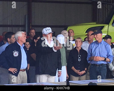 Fort Myers, FL - 14 settembre: il presidente statunitense Donald Trump, con la prima signora melania trump, vice presidente mike pence e governatore della Florida rick scott di hangar bay 3, Southwest Florida International Airport Fort Myers, Florida prima del loro tour di napoli estates quartiere che è stato danneggiato durante l uragano irma settembre 14, 2017 a Fort Myers, Florida. persone: Donald Trump, melania trump, Rick Scott, Mike pence Foto Stock