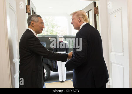 Il presidente Donald J. Trump ha salutato il primo ministro di Singapore Lee Hsien Loong all'ingresso dell'ala ovest, al termine della visita di LeeÕs alla Casa Bianca, lunedì 23 ottobre 2017, a Washington, D.C. persone: Il presidente Donald J. Trump, il primo ministro Lee Hsien Foto Stock