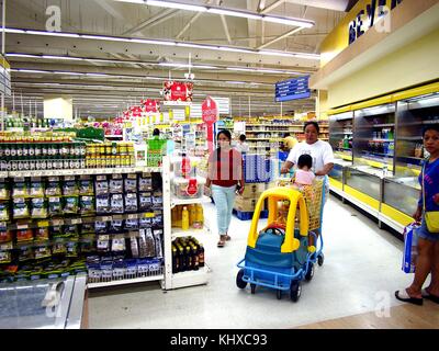 ANGONO, RIZAL, FILIPPINE - 19 NOVEMBRE 2017: I clienti acquistano cibo all'interno di un negozio di alimentari. Foto Stock