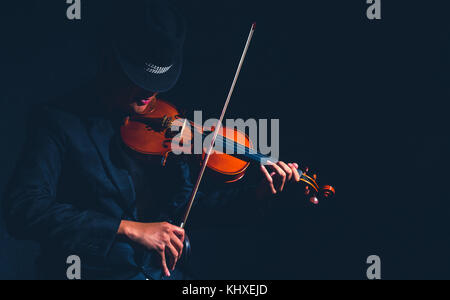 Lettore di violino in dark studio, concetto musicale Foto Stock