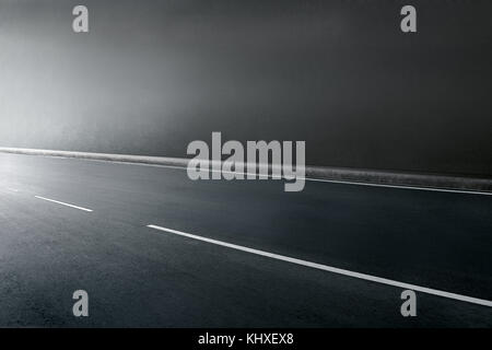 Asfalto tunnel stradale con strisce senza traffico Foto Stock