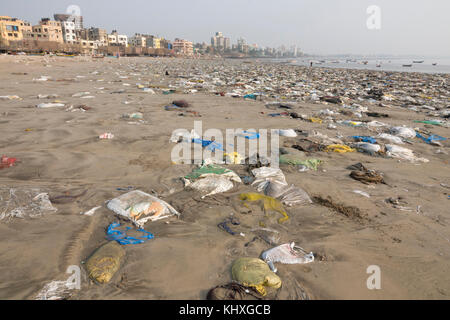 Immondizia di plastica e di altri rifiuti copre versova beach, Mumbai, India Foto Stock