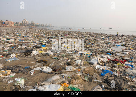 Immondizia di plastica e di altri rifiuti copre versova beach, Mumbai, India Foto Stock