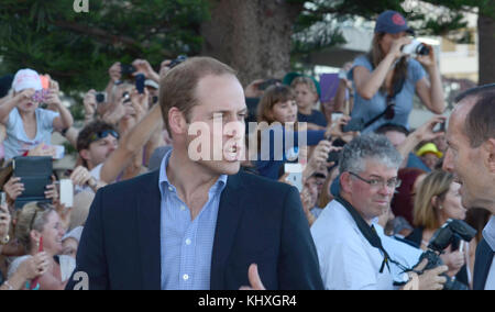 SYDNEY, AUSTRALIA - 18 APRILE: Catherine, Duchessa di Cambridge e il Principe William, Duca di Cambridge, si fanno strada su Manly Beach insieme al primo Ministro dell'Australia Tony Abbott il 18 aprile 2014 a Sydney, Australia. Il Duca e la Duchessa di Cambridge sono in un tour di tre settimane dell'Australia e della Nuova Zelanda, il primo viaggio ufficiale all'estero con il loro figlio, il Principe Giorgio del popolo di Cambridge: Il Principe Guglielmo, Duca di Cambridge e Caterina, Duchessa di Cambio di Camb Ref: MNCAU1 deve chiamare se interessato Michael Storms Storms Media Group Inc. 305-632-3400 - Cell 305-513-5783 - Fax MikeStor Foto Stock