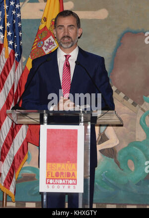 MIAMI, FL - NOVEMBRE 18: Il Principe Felipe di Spagna e la Principessa Letizia di Spagna presentano il premio Juan Ponce de Leon per il 500° anniversario al Dr. Eduardo J. Padron alla Torre della libertà di riferimento storico Nazionale del Miami Dade College (MDC) il 18 novembre 2013 a Miami, Florida. Persone: Principe Felipe di Spagna Foto Stock