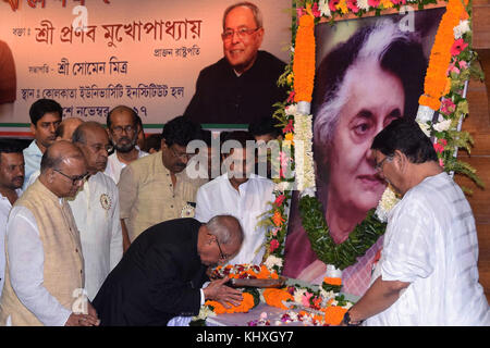 Kolkata, India. Xix nov, 2017. ex presidente dell india Pranab Mukherjee (secondo da sinistra) rende omaggio a Indira Gandhi e offre un discorso in un programma in occasione del centenario della nascita di Indira Gandhi il 19 novembre 2017 in Kolkata. Credito: saikat paolo/Pacific press/alamy live news Foto Stock