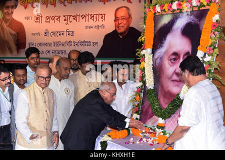 Kolkata, India. Xix nov, 2017. ex presidente dell india Pranab Mukherjee (secondo da sinistra) rende omaggio a Indira Gandhi e offre un discorso in un programma in occasione del centenario della nascita di Indira Gandhi il 19 novembre 2017 in Kolkata. Credito: saikat paolo/Pacific press/alamy live news Foto Stock