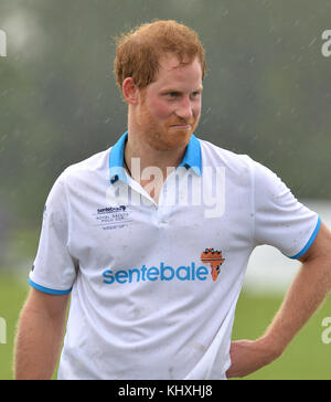 WELLINGTON, FL - MAGGIO 04: Il principe Harry è visto durante la cerimonia di premiazione alla tazza di polo di Saluta reale di Sentebale il 4 maggio 2016 a Wellington, Florida. Persone: Il principe Harry Foto Stock