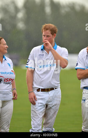 WELLINGTON, FL - MAGGIO 04: Il principe Harry è visto durante la cerimonia di premiazione alla tazza di polo di Saluta reale di Sentebale il 4 maggio 2016 a Wellington, Florida. Persone: Il principe Harry Foto Stock