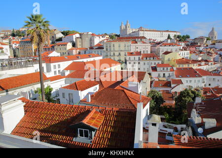 Quartiere di alfama visto da Santa Luzia viewpoint con Sao Vicente de Fora la chiesa e il pantheon nazionale, Lisbona, Portogallo Foto Stock