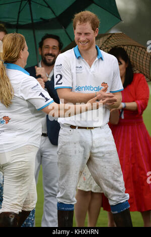 WELLINGTON, FL - MAGGIO 04: Il principe Harry è visto durante la cerimonia di premiazione alla tazza di polo di Saluta reale di Sentebale il 4 maggio 2016 a Wellington, Florida. Persone: Il principe Harry Foto Stock