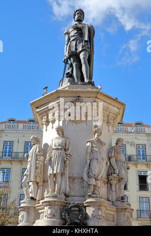 Lisbona, Portogallo - 4 novembre 2017: close-up su Luis de Camoes poeta statua a camoes square nel Bairro alto quartiere Foto Stock