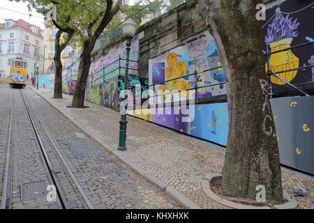 LISBONA, PORTOGALLO - 4 NOVEMBRE 2017: Elevador da Gloria, la funicolare che collega Piazza Restauradores al quartiere Bairro alto con la Street Art Foto Stock