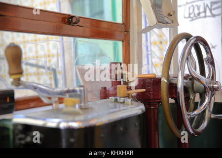 LISBONA, PORTOGALLO - 4 NOVEMBRE 2017: L'interno della funicolare Elevador da Lavra nel quartiere di Bairro alto con un primo piano sul posto dell'autista Foto Stock
