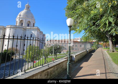 La facciata esterna del pantheon nazionale (Santa Engracia chiesa) nel quartiere di Alfama visto dal Jardim botto machado park, Lisbona, Portogallo Foto Stock