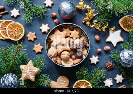 Regalo di natale scatola con in casa gingerbread cookie, dadi e cioccolatini. Vacanze invernali, Anno Nuovo o il concetto di Natale. Vista superiore, vacanze laici piatta Foto Stock