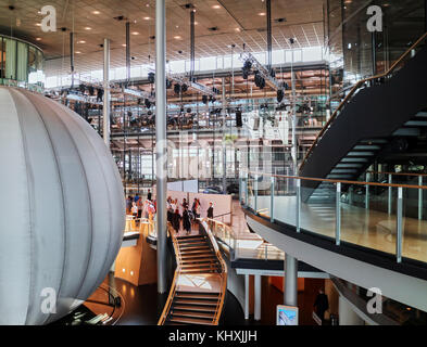 L'Europa, in Sassonia, la fabbrica Trasparente, trasparente Factory è il nome inglese di un automobile in impianto di produzione di Dresda, in Germania, di proprietà della casa costruttrice tedesca Volkswagen, progettato dall'architetto Gunter Henn e aperto nel 2002. L'originale nome tedesco è Gl?serne Manufaktur (significato la fabbrica di vetro, letteralmente manifattura vetrosa). Foto Stock