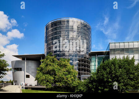 L'Europa, in Sassonia, la fabbrica Trasparente, trasparente Factory è il nome inglese di un automobile in impianto di produzione di Dresda, in Germania, di proprietà della casa costruttrice tedesca Volkswagen, progettato dall'architetto Gunter Henn e aperto nel 2002. L'originale nome tedesco è Gl?serne Manufaktur (significato la fabbrica di vetro, letteralmente manifattura vetrosa). Foto Stock