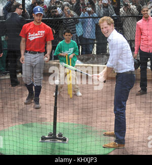 New york, ny - 14 maggio: giocatore professionale di baseball mark teixeira e S.A.R. il principe Harry del Galles a piedi insieme durante il quinto giorno della sua visita negli Stati Uniti a harlem rbi il 14 maggio 2013 in New York City. hrh sarà impresa impegni a nome di associazioni di beneficenza con cui il principe è strettamente associata a nome anche del governo hm, con un tema centrale del supporto di feriti il personale di servizio del Regno Unito e le forze USA.Il 14 maggio 2013 in new york city people: S.A.R. il principe Harry del Galles mark teixeira Foto Stock