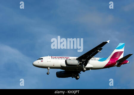 Eurowings Airbus A319 l'atterraggio all'Aeroporto di Birmingham, UK (D-AGWI) Foto Stock