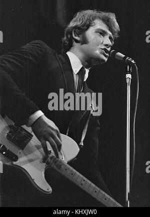 Cantante francese Johnny Hallyday compie durante il concerto a Praga, Cecoslovacchia, 1 luglio 1966. (CTK foto/Jiri Krulis) Foto Stock