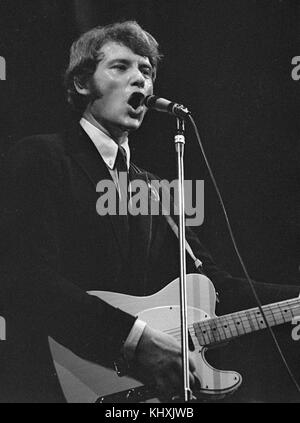 Cantante francese Johnny Hallyday compie durante il concerto a Praga, Cecoslovacchia, 1 luglio 1966. (CTK foto/Jiri Krulis) Foto Stock