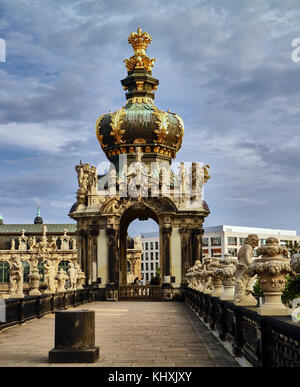 L'Europa, Germania, Sassonia, , città di Dresda, la città vecchia,Kronentor corona Zwinge Gate; lo Zwinger è un edificio del XVIII secolo il palazzo barocco che ospita diversi noti musei, la più famosa delle quali è la Semper Gallery. Foto Stock