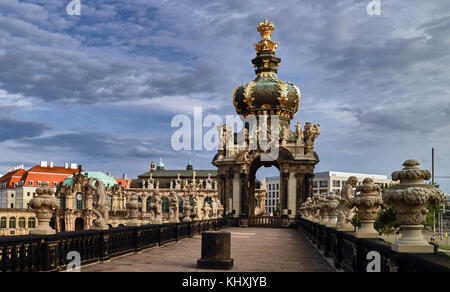 L'Europa, Germania, Sassonia, , città di Dresda, la città vecchia,Kronentor corona Zwinge Gate; lo Zwinger è un edificio del XVIII secolo il palazzo barocco che ospita diversi noti musei, la più famosa delle quali è la Semper Gallery. Foto Stock