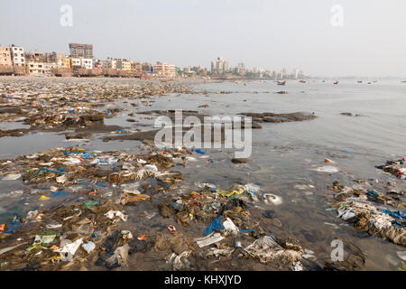 Immondizia di plastica e di altri rifiuti copre versova beach, Mumbai, India Foto Stock