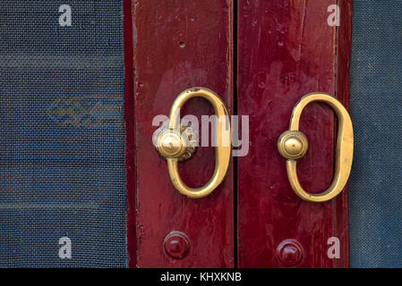 Vecchio masaneta su vintage porta rossa in India Foto Stock