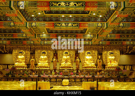 Hong kong - Mar 31, 2017 Golden Statue di Buddha al Monastero Po Lin a Hong kong. Il monastero è un monastero buddista, situato sulla Ngong Ping plateau Foto Stock