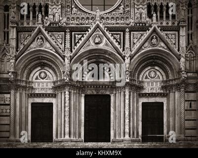 Cattedrale di siena Porta primo piano come il famoso punto di riferimento nella città medievale in Italia. Foto Stock