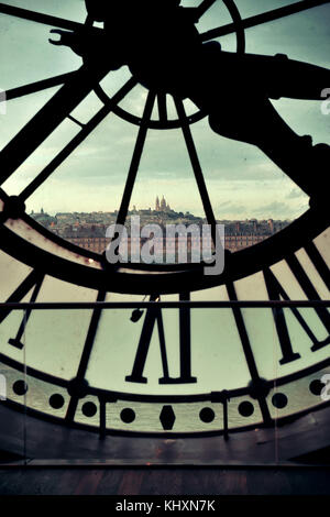 Vista della città attraverso il gigantesco orologio torre a Parigi, Francia. Foto Stock