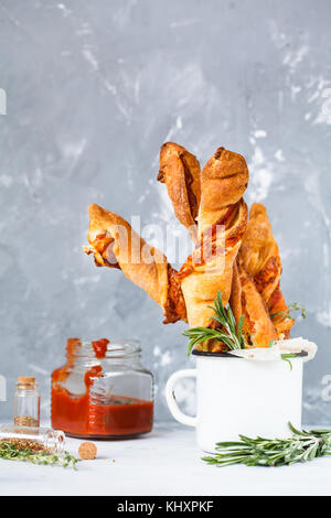 Gustoso formaggio bastoni con pancetta, erbe e salsa di pomodoro. carne formaggio snack per la birra e il concetto di partito, la Giornata del ringraziamento. Foto Stock