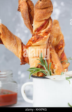 Gustoso formaggio bastoni con pancetta, erbe e salsa di pomodoro. carne formaggio snack per la birra e il concetto di partito, la Giornata del ringraziamento. Foto Stock