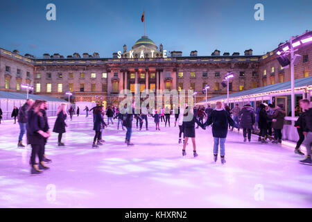 Inizio serata pattinaggio su durante il periodo di Natale e pista di pattinaggio su ghiaccio, Somerset House, London, England, Regno Unito Foto Stock