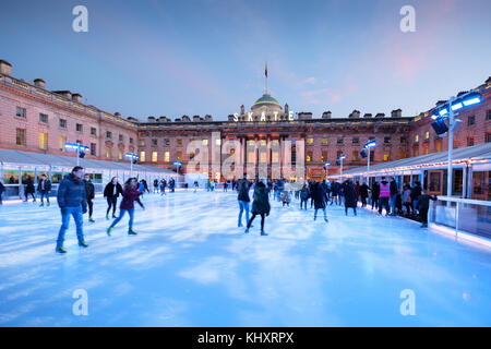 Inizio serata pattinaggio su durante il periodo di Natale e pista di pattinaggio su ghiaccio, Somerset House, London, England, Regno Unito Foto Stock