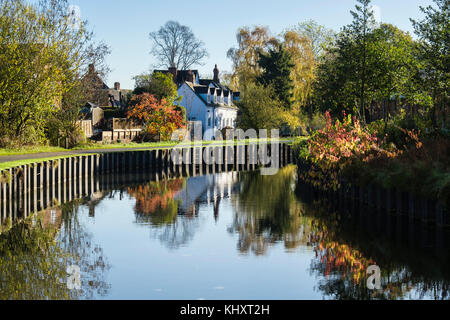 Il Droitwich Canal in vigne Park con acqua riflettente scena d'autunno. Droitwich Spa, Worcestershire, Inghilterra, Regno Unito, Gran Bretagna Foto Stock