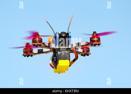 Drone flying overhead in cielo blu Foto Stock
